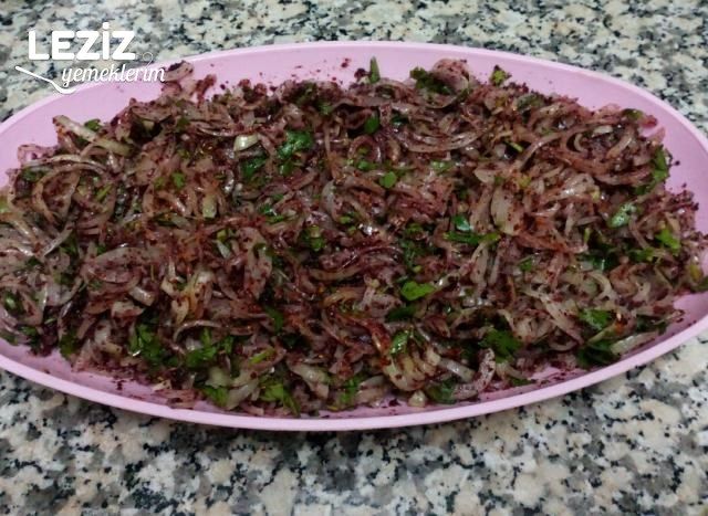 Sumaklı Soğan Salatası