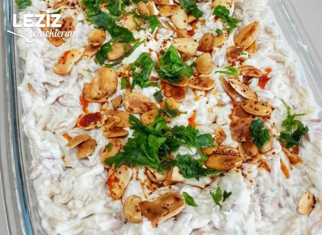 Bademli Yoğurtlu Şehriye Salatası