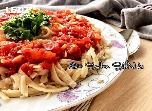 Domates Soslu Peynirli Erişte