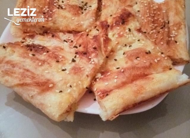 Hazır Yufkadan Peynirli Tepsi Böreği
