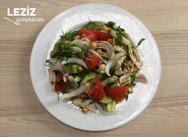 Tavuklu Avokado Salatası