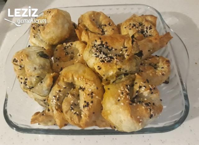 Hazır Yufkadan Ispanaklı Gül Böreği