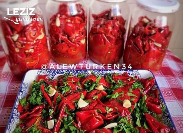 Yağlı Kırmızı Acı Biber Turşusu
