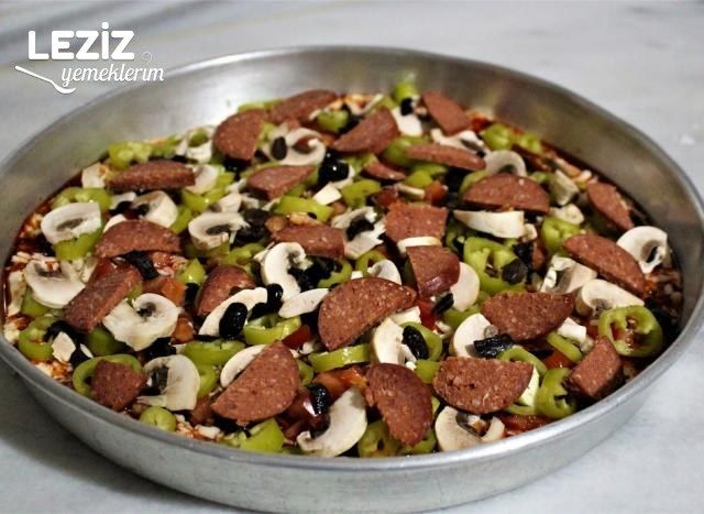 Bol Malzemeli Ev Pizzası Tarifi