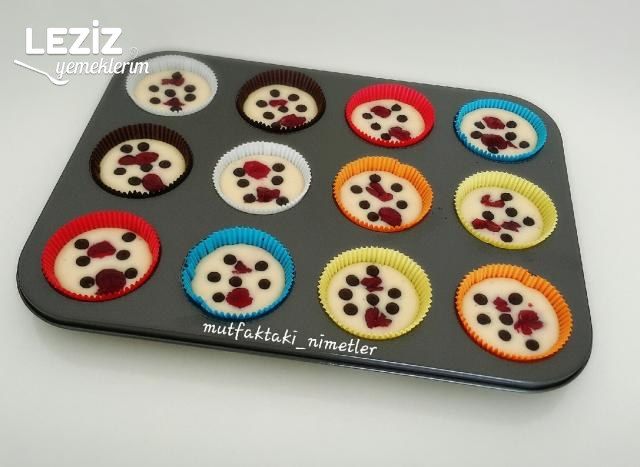Vişneli Damla Çikolatalı Muffin Kek