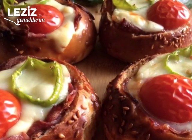 Pastırmalı Yumurtalı Mini Ekmekler