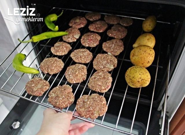 Fırında Mangal Tadında Köfte Tarifi (Videolu)