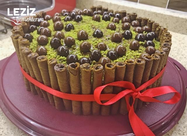 Süslü Çikolatalı Yaş Pasta Tarifi