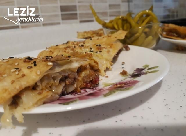 Domatesli Biberli Kıymalı Börek