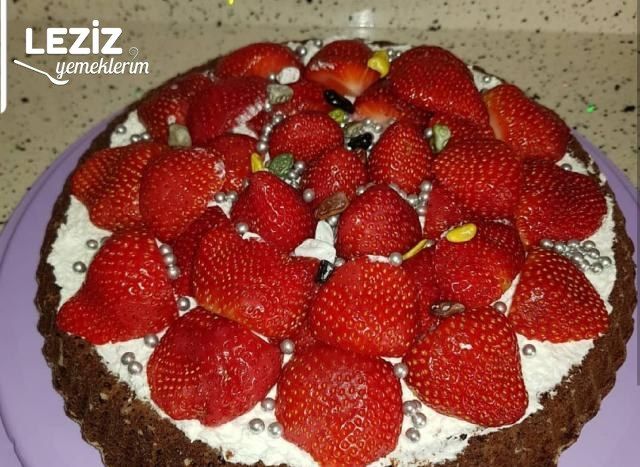 Çilekli Tart Kek (Çok Pratik)