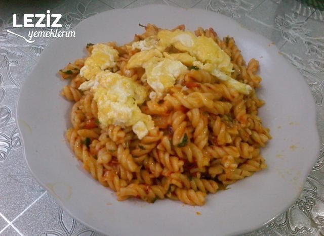 Yumurtalı Soslu Makarna