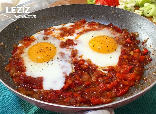 Yumurta-yı Hümayun Benzeri Soğanlı Salçalı Tarçınlı Yumurta