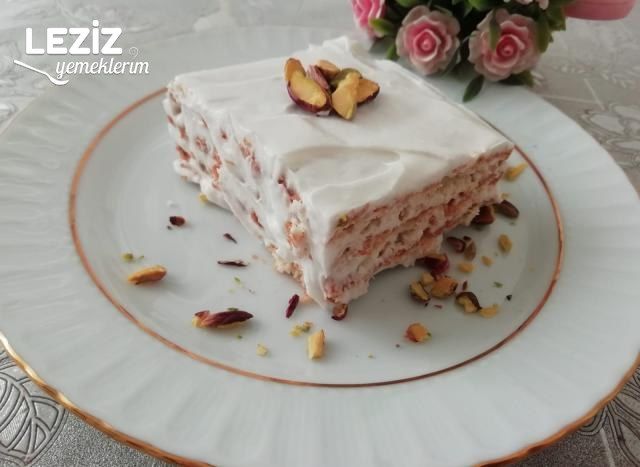 Kremalı Yaş Pasta Tarifi (4 Malzeme İle)