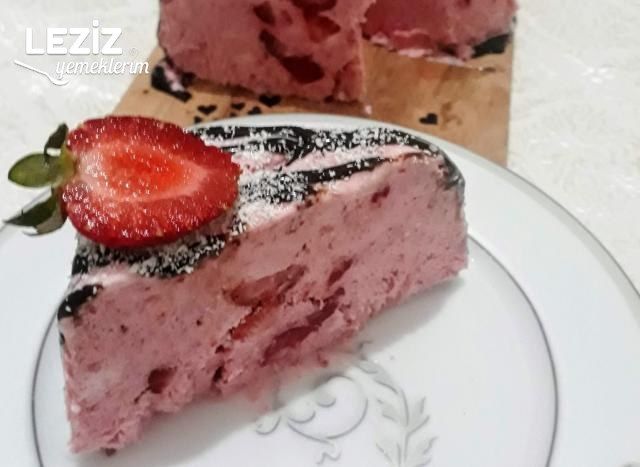 En Güzel Çilekli Parfe (Bisküvisiz)