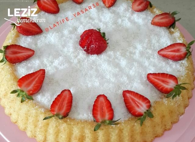 Tart Kalıbında Çilekli Pamuk Pasta