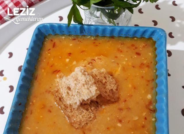Süzme Mercimek Çorbası (Tavuklu Ve Salçalı Sosuyla)