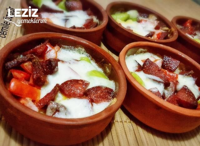 Güveçte Sebzeli Kaşar Peynirli Sucuk