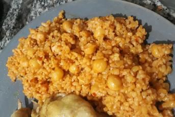 Salçalı Soğanlı Sosuyla Bulgur Pilavı