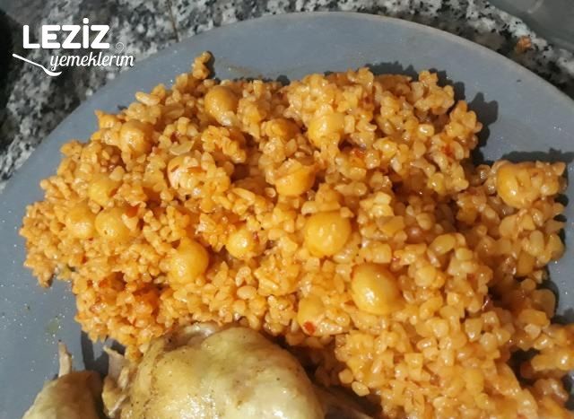 Salçalı Soğanlı Sosuyla Bulgur Pilavı