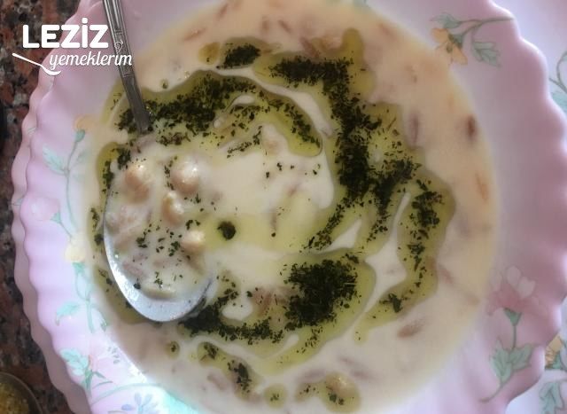 Kavrulmuş Şehriyeli Yoğurt Çorbası