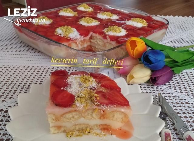 Muhteşem Kedidilli Çilekli Pasta