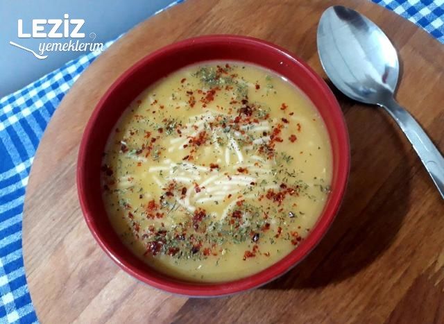Tavuk Suyuna Şehriyeli Kırmızı Mercimek Çorbası