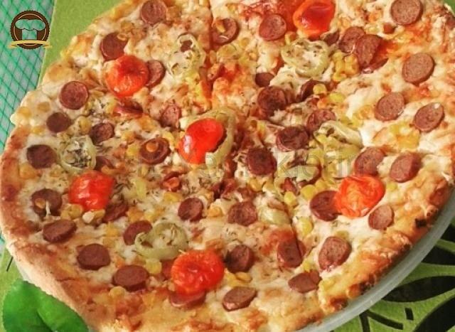 Sosisli Ev Pizzası