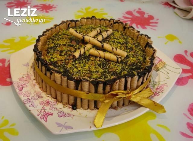 Rulo Gofretli Doğum Günü Pastası