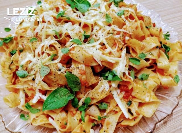 Domates Ve Fesleğen Soslu Fettuccıne Makarna