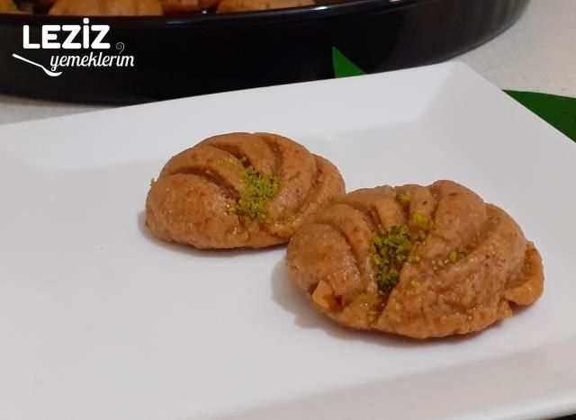 Az Malzemeyle İstiridye Tatlısı Tarifi (Videolu)