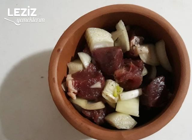Pilav Eşliğinde Tas Kebabı