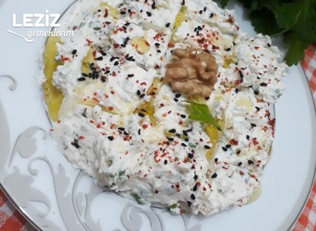 Kahvaltıya Sarımsaklı Baharatlı Peynir Ezmesi