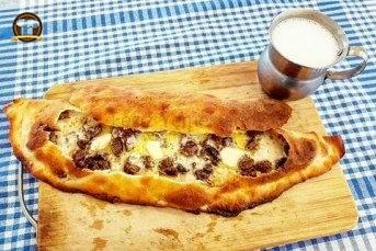 Kaşarlı Kavurmalı Karadeniz Pidesi