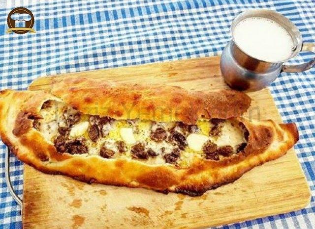 Kaşarlı Kavurmalı Karadeniz Pidesi