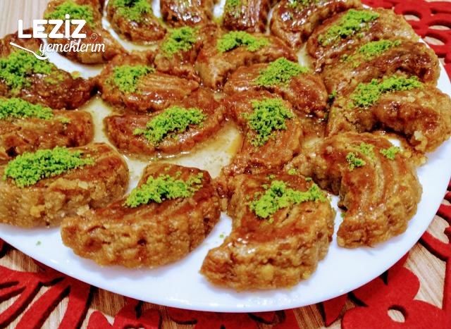 Çok Pratik Cevizli Ay Tatlısı Tarifi