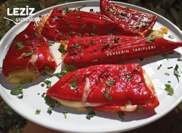 5 Dakikada Kırmızı Biber Tostu
