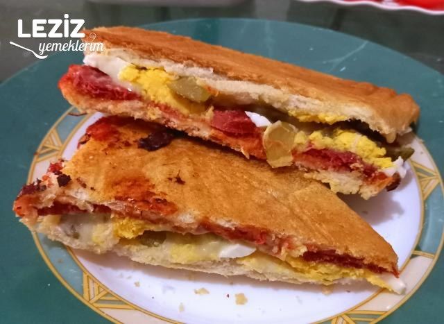 Yumurtalı Sucuklu Bol Malzemeli Tost