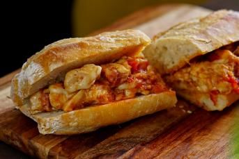 Tavuk Ve Mozzarellalı Sandviç