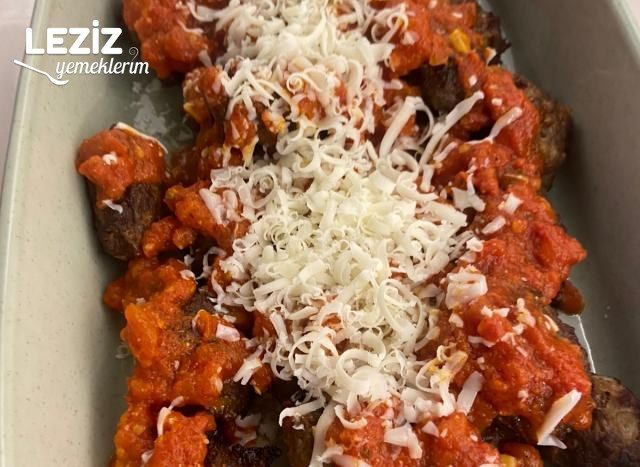 Domates Soslu Kaşarlı Köfte Tarifi