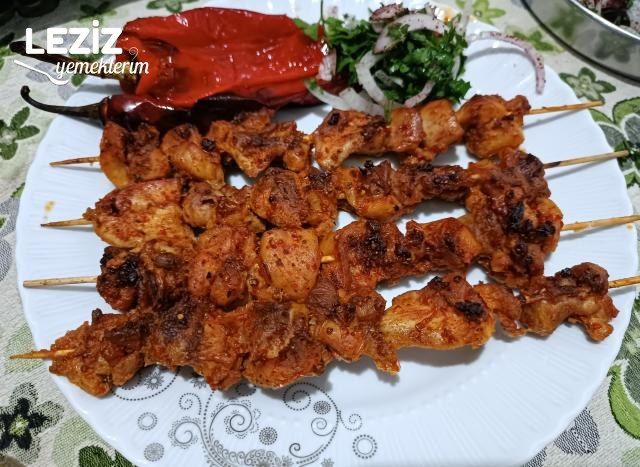 Fırında Çöp Şiş Tavuk Tarifi (Lokum Kıvamında)