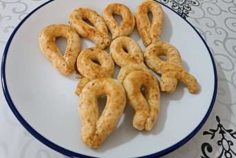 Baharatlı Bayatlamayan Tuzlu Kurabiye Tarifi (Püf Noktalarıyla)