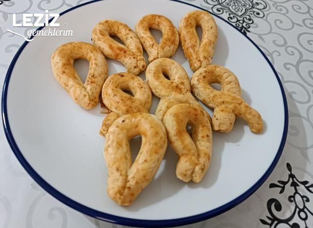 Baharatlı Bayatlamayan Tuzlu Kurabiye Tarifi (Püf Noktalarıyla)
