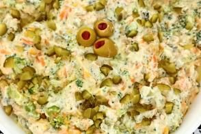 Kornişon Turşulu Brokoli Salatası