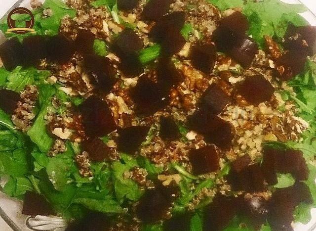 Pancarlı Kinoalı Roka Salatası
