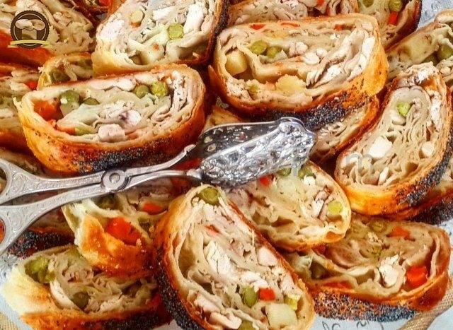 Tavuklu Garnitürlü Börek