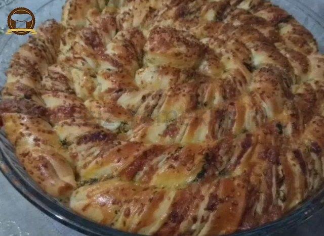 Cheddar Ve Kaşar Peynirli Börek
