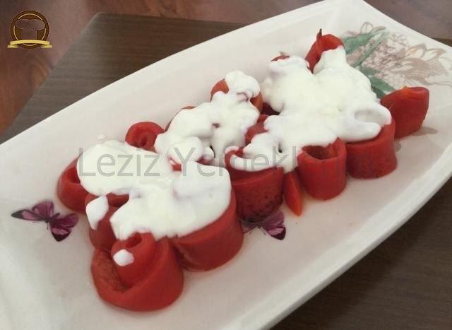 Yoğurtlu Közlenmiş Biber Salatası