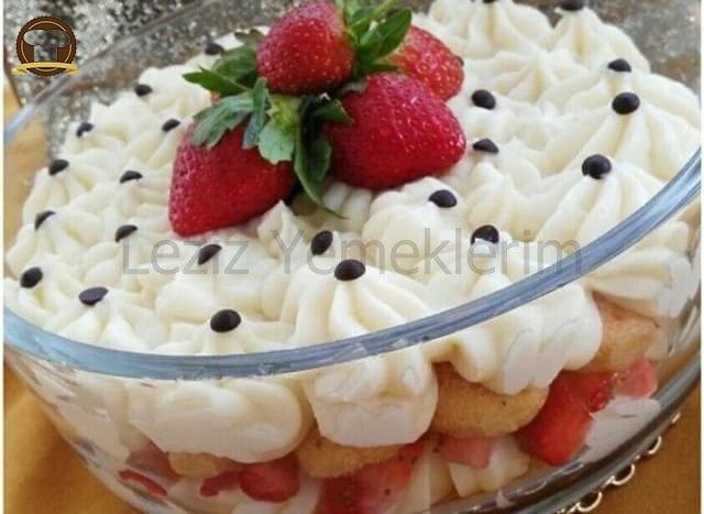 Çilekli Şuruplu Kedi Dili Pastası