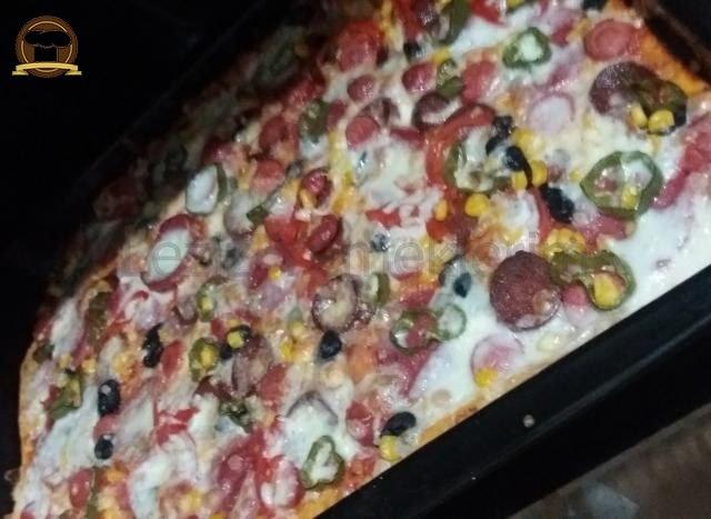 Ev Yapımı Bol Malzemeli Pizza
