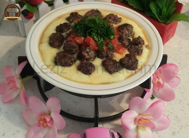 Patates Püresi Yatağında Domates Soslu Misket Köfte